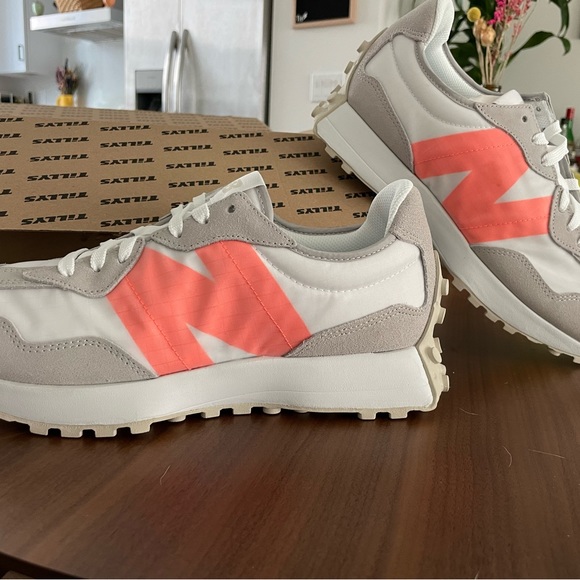 Unused New Balance 327 sneakers white with orange pink logo with box (10.5m). - Picture 4 of 4